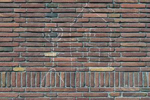 Steinmauer und Kreidezeichnung.