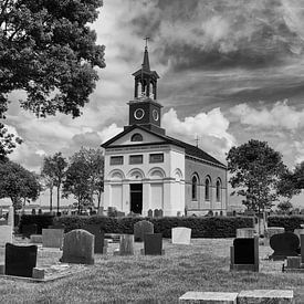 Kerkje van Terband met kerkhof in zwartwit-bewerking sur Tim Groeneveld