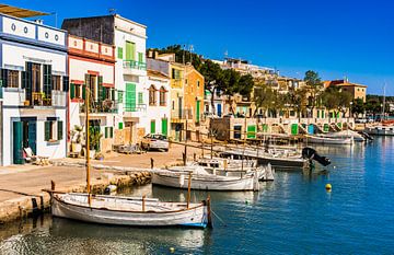 Hafen mit bunten Häusern von Portocolom auf Mallorca, Spanien Balearen von Alex Winter