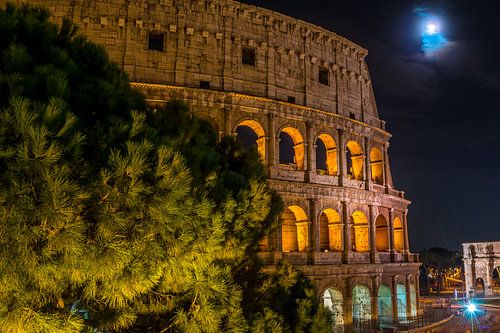 Colisée avec la nouvelle lune et l'arc de Constantin à Rome - Italie
