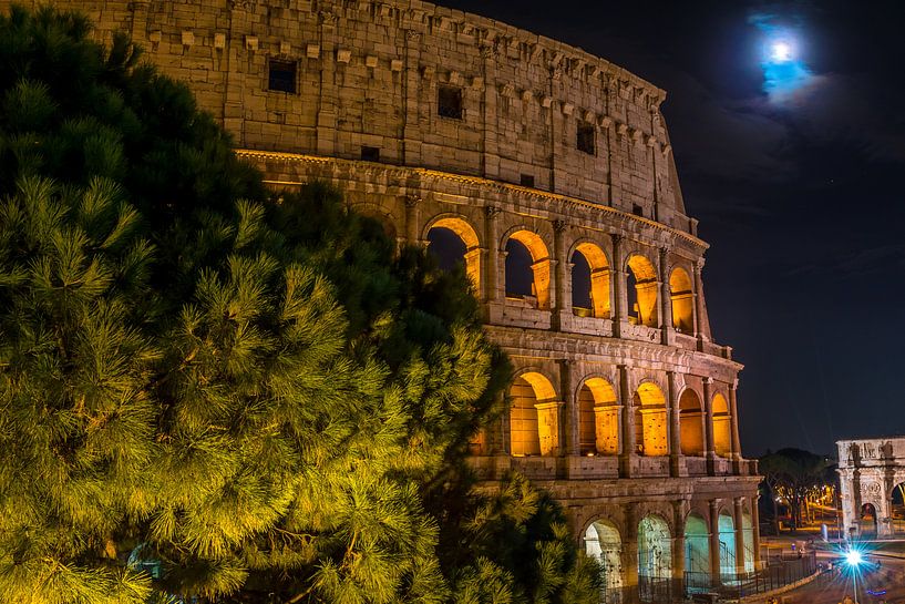 Kolosseum mit dem Neumond und dem Konstantinsbogen in Rom - Italien von Castro Sanderson