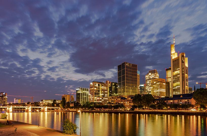 Frankfurt Skyline am Mainufer von Christian Klös