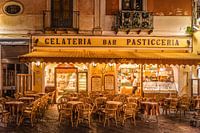 Café in de oude stad van Capri, Italië