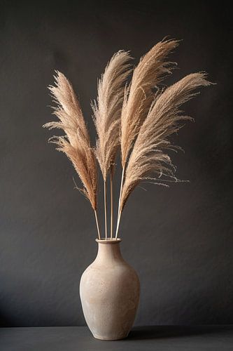 Stijlvolle vaas met beige pampasgras op donkere achtergrond