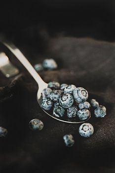 Blauwe besjes op een lepel