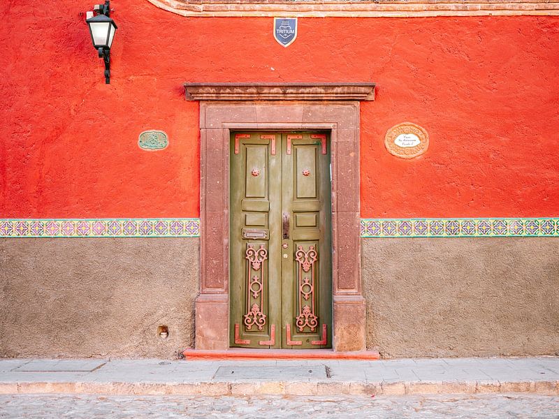 Red and green | Front door in San Miguel de Allende Mexico | Travel photography by Raisa Zwart