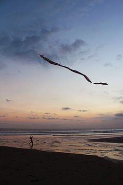 Kind met vlieger op het strand van Manon Leisink