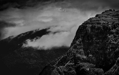 Le paysage montagneux et brumeux de Madère 3
