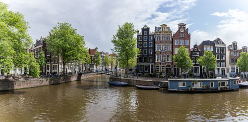 Amsterdamer Stadtansicht mit Hausboot