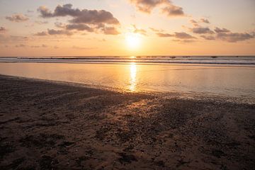 Sonnenaufgang am Strand mit Spiegelung. Bali, Kuta