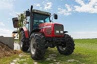 rode tractor met schudder van Tonko Oosterink thumbnail