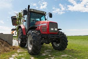 rode tractor met schudder