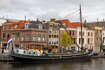 Schip in Leiden aan de Rijn van Michael Ruland