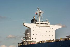 Das Seeschiff ragt hoch und trocken über den Hafen. von scheepskijkerhavenfotografie