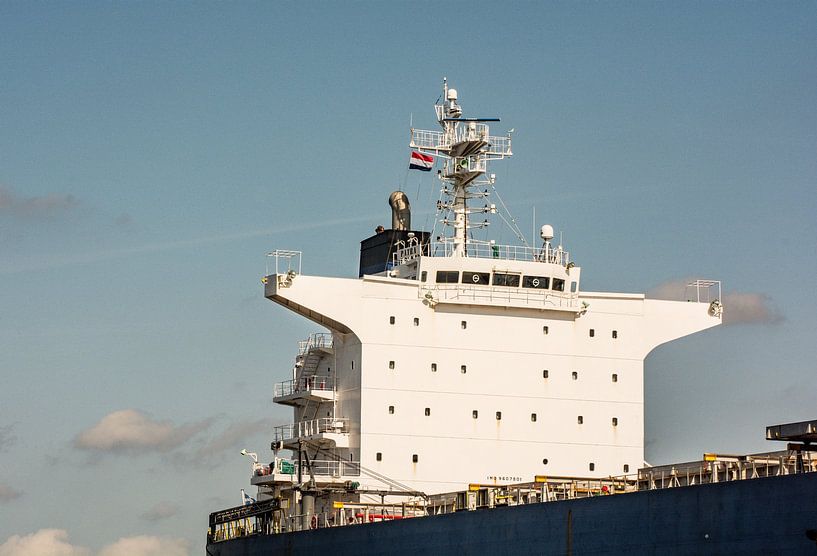 Zeeschip torent hoog en droog boven de haven uit. van scheepskijkerhavenfotografie