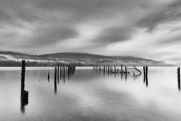 Lac (Loch Tay) en Écosse - Noir et blanc sur Richard Smit