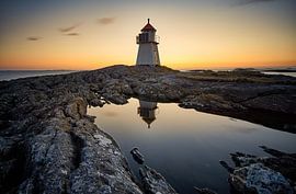 Goldener Sonnenuntergang mit Leuchtturm, Vigra, Norwegen von qtx