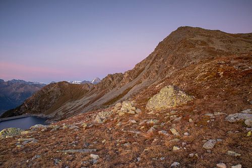 Landschaft beim Illsee bei Sonnenuntergang in der Dämmerung im Wallis
