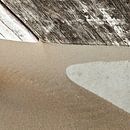 Structure abstraite en sable contre un mur en bois brut par Hans Kwaspen Aperçu