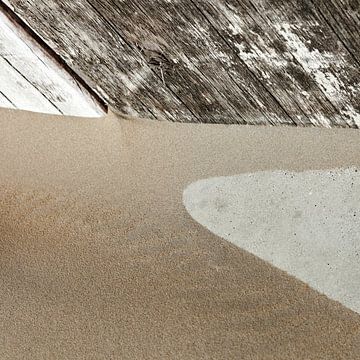 Abstrakte Sandstruktur gegen raue Holzwand von Hans Kwaspen