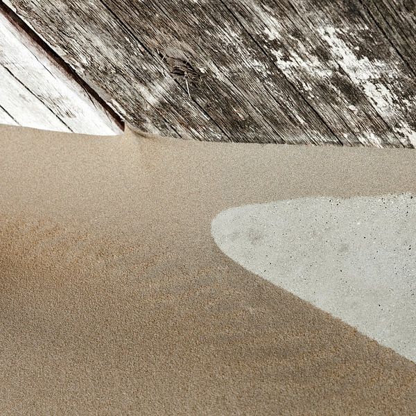 Structure abstraite en sable contre un mur en bois brut par Hans Kwaspen