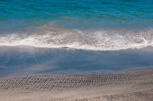 Schuimende kop ontmoet strand
