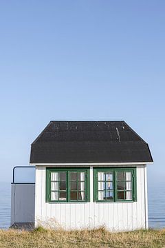 Wit strandhuisje Æro Denemarken van Sander Groenendijk