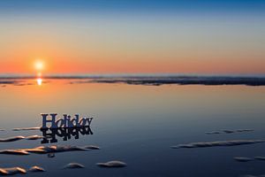 zonsondergang achter het woord Holiday op het strand van gaps photography