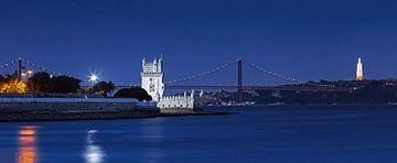 Lissabon zur blauen Stunde mit drei Sehenswürdigkeiten auf einem Panorama