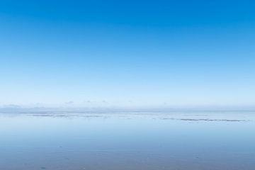 Spiegelblau auf dem Wattenmeer von Eefje's Images