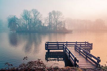 Mist in de morgen bij steiger