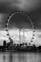Onweersatmosfeer - Singapore Flyer, zwart-wit