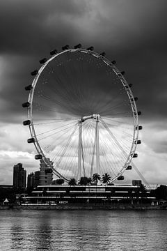 Onweersatmosfeer - Singapore Flyer, zwart-wit van Jane-Beverly Dughera
