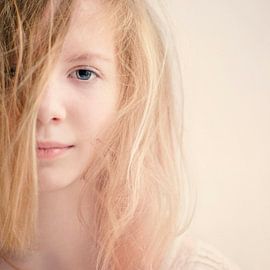 SA11975296 Meisje met warrig haar van BeeldigBeeld Food & Lifestyle