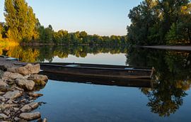 ein hölzernes Kanu auf dem Wasser im Abendlicht von ChrisWillemsen