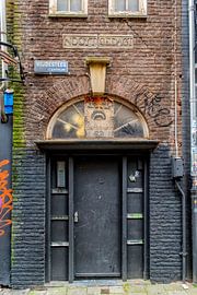 Vergane glorie in de Wijdesteeg in Amsterdam. van Don Fonzarelli