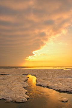 Eis- und Meereslandschaft auf den Sandflächen des Wattenmeeres von Sjoerd van der Wal Fotografie