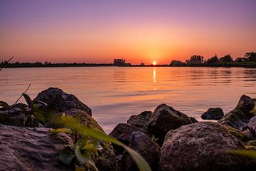 Sonnenuntergang hinter den Rheinfelsen von Rick van de Kraats