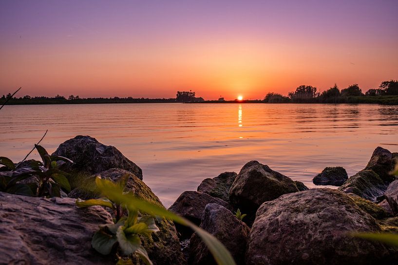 Zonsondergang achter de rotsen aan de Rijn van Rick van de Kraats