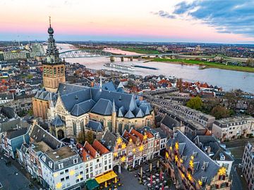 Skyline van Nijmegen aan de Waal tijdens zonsopgang van Sjoerd van der Wal Fotografie