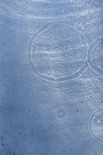 Rustige blauwe waterrimpels
