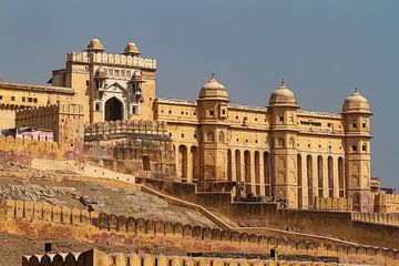 Amber Fort bij Jaipur in India van Roland Brack