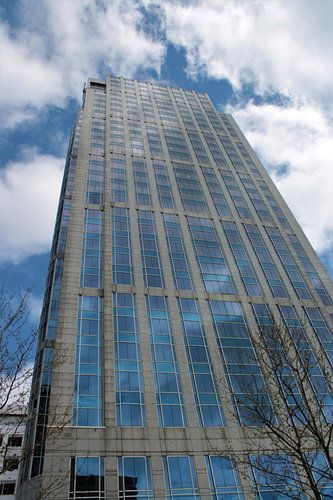 Hochhaus mit schönem Himmel in Rotterdam