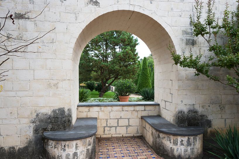 doorkijkje door muur en boog naar tuin by ChrisWillemsen