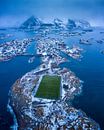 Het visserdorpje Henningsvaer met het bekende voetbalveld van Nando Harmsen thumbnail