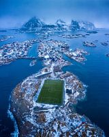 Het visserdorpje Henningsvaer met het bekende voetbalveld