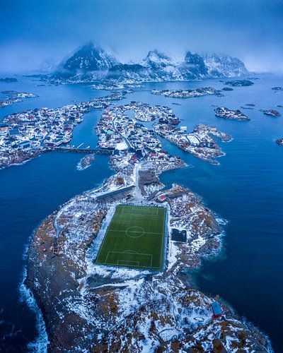 Het visserdorpje Henningsvaer met het bekende voetbalveld van Nando Harmsen