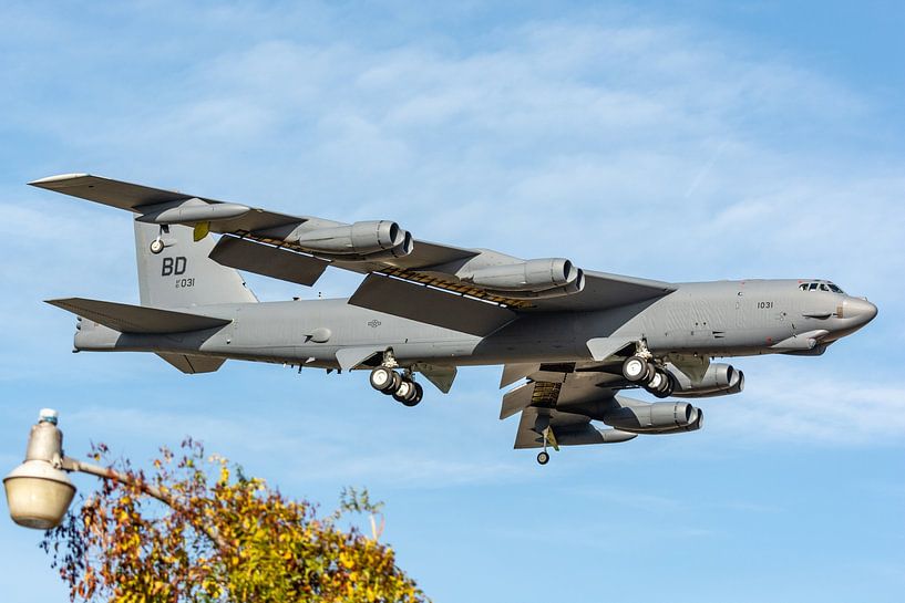 Eine Boeing B-52 Stratofortress der United States Air Force (USAF), aufgenommen kurz vor der Landung von Jaap van den Berg