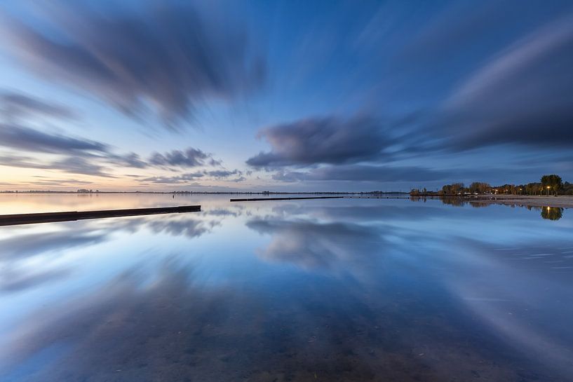 Wolken perfect weerspiegeld in het Schildmeer van Ron Buist
