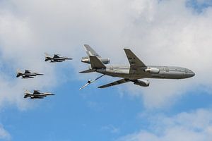 Un ravitailleur KLu KDC-10 avec des F-16 de la Force aérienne belge.